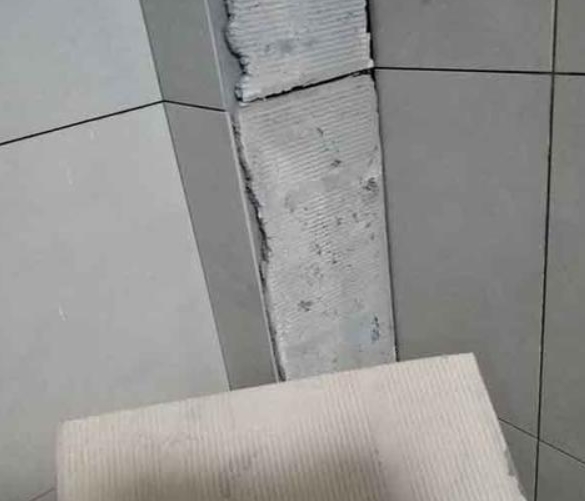 池州瓷砖空鼓维修公司分享下厨房瓷砖脱落的补救措施。